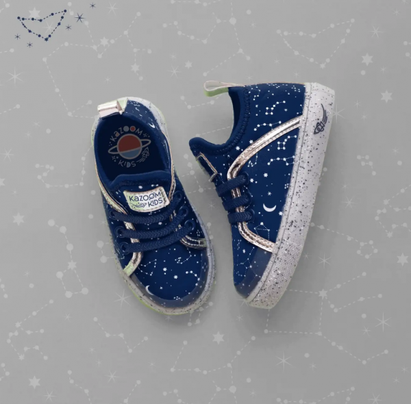 Sepatu dengan desain bulan dan bintang di gelapnya malam